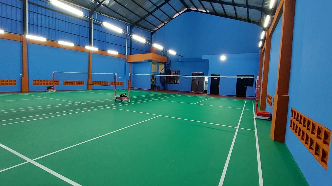 Jasa Kontraktor Lapangan Badminton Profesional untuk Fasilitas Standar BWF